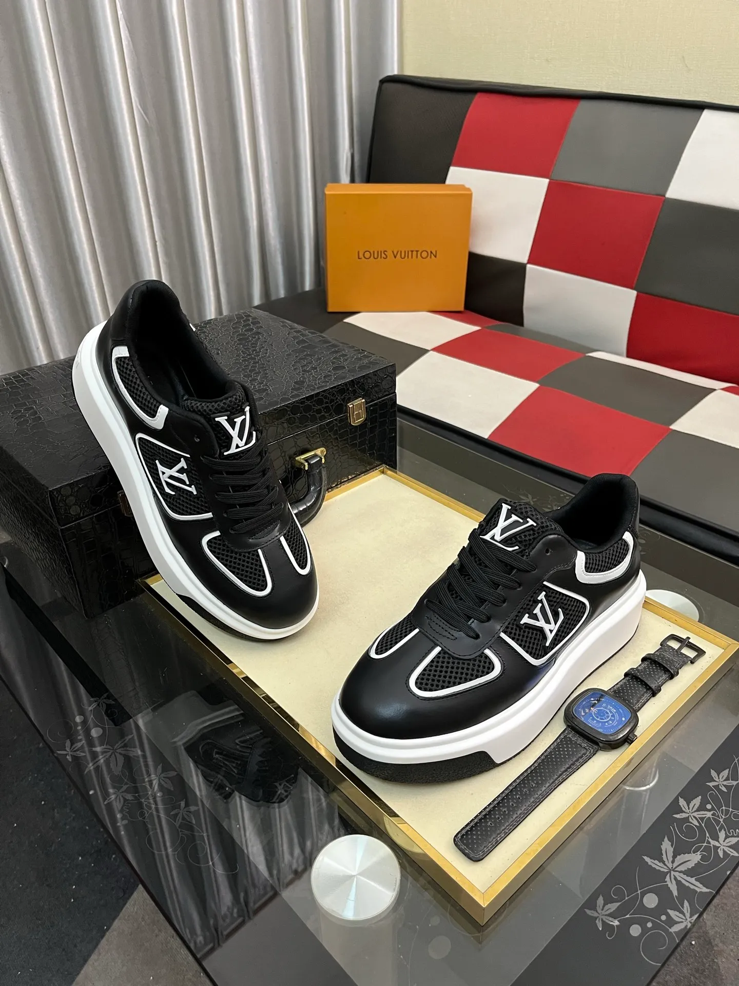 Men's shoes 💰458⌚️⌚️《Louis vuitton/LV Louis Vuitton》original quality.~ Unique modern style sneakers. 🏃A must-have casual shoe for trendy men😍😍 Original brand imported from Italy, imported original leather, cowhide lining (refuses to discolor and grind feet) sole: original sole provided by the original factory, French lazy style design ⚠️Fit to the feet, original quality, super comfortable original sole. Code number: 38-442️⃣Colors available